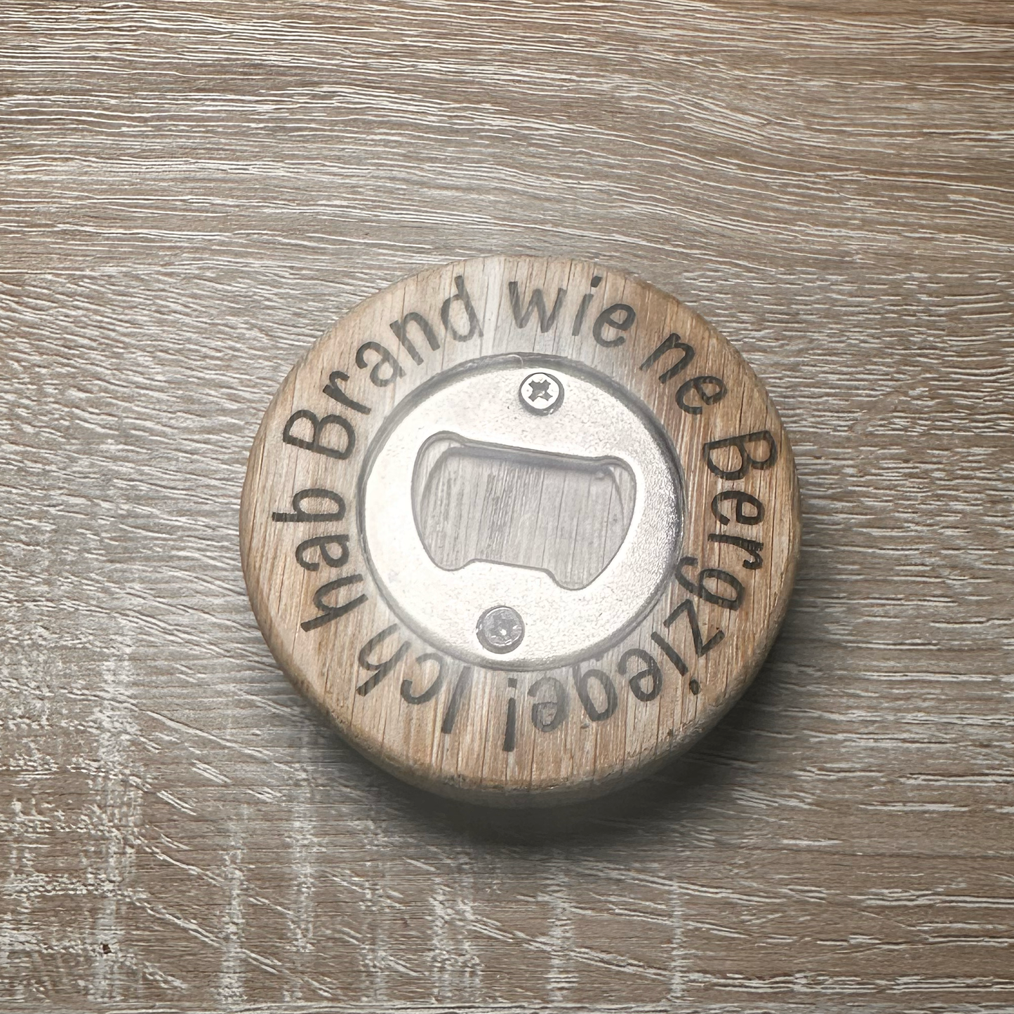 🌲🍺 Der ultimative Camper-Flaschenöffner – Perfekt ausgerichtet und persönlich gestaltet! 🚐✨