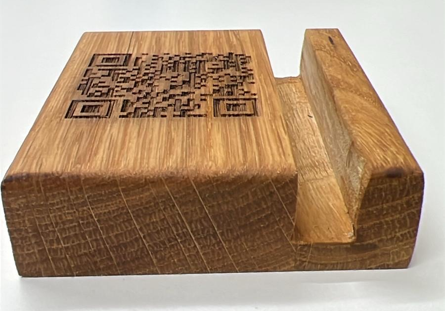 Für Schreibtischhelden und Ordnungsfans – deine personalisierte Handyhalterung aus Eiche!