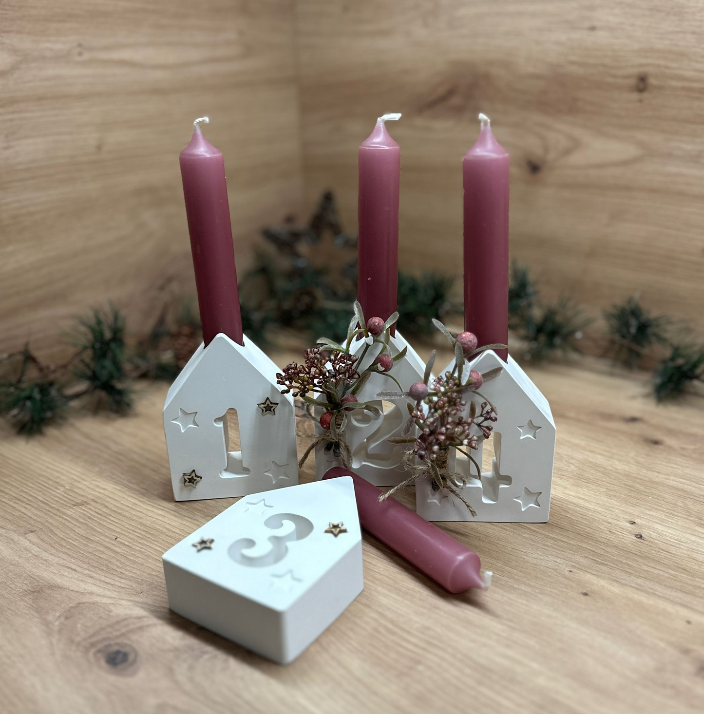 Moderner Adventskranz im Häuschendesign: Stilvoll durch die Weihnachtszeit