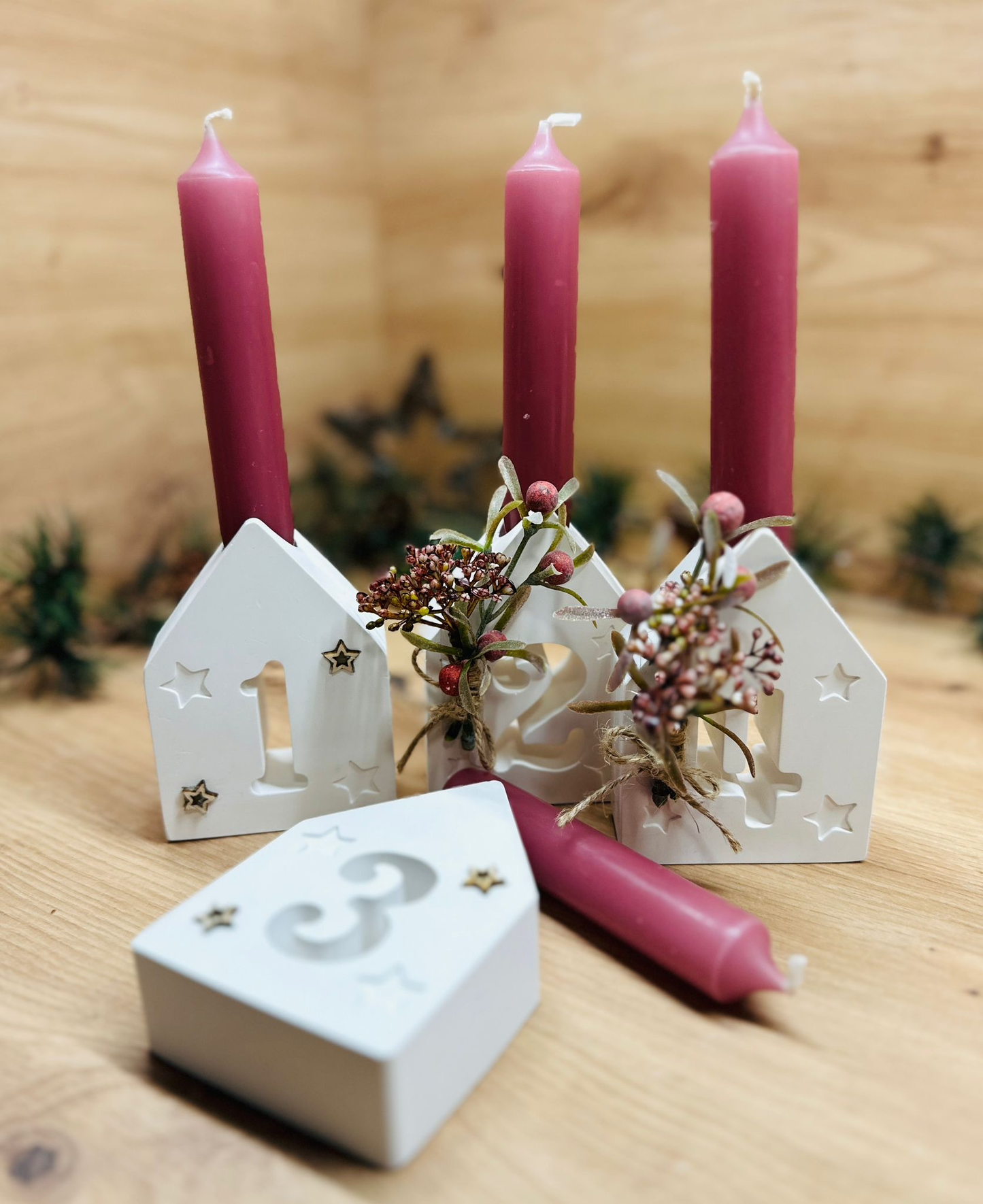 Moderner Adventskranz im Häuschendesign: Stilvoll durch die Weihnachtszeit